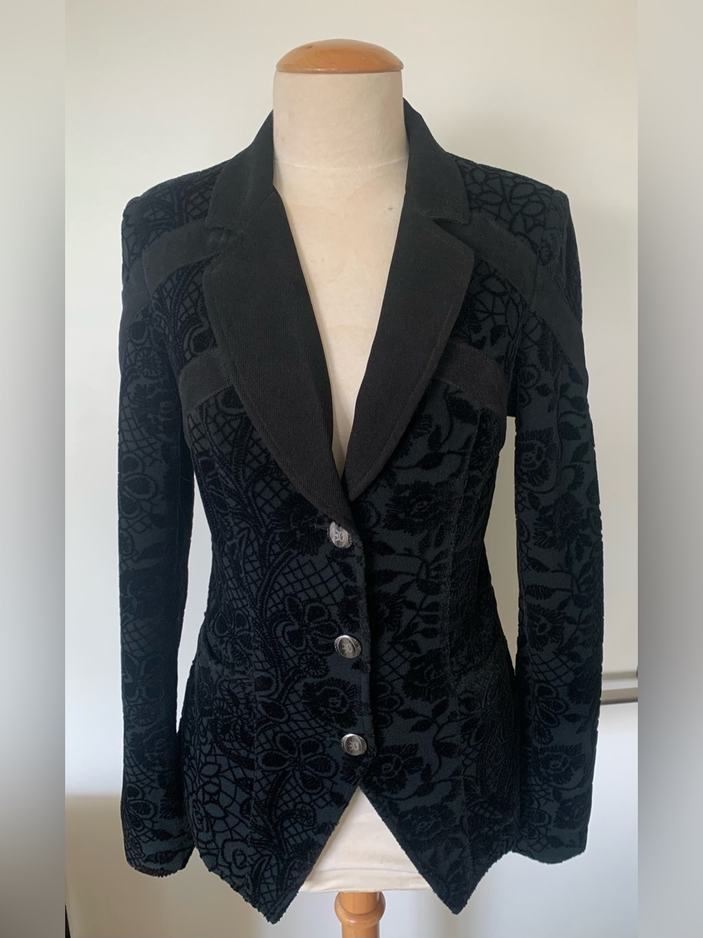 ⭐️Save The Queen Black Embroidered Velvet Tailored Blazer⭐️